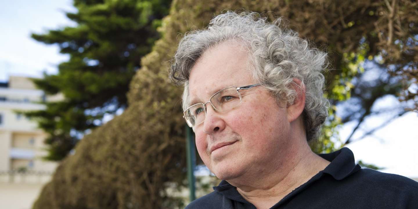 Miguel Esteves Cardoso assina textos em jornais há precisamente 50 anos, onde ganhou estatuto de tradutor e pensador incansável do quotidiano, cultivando uma voz simultaneamente íntima e provocadora, divertida e profundamente lúcida