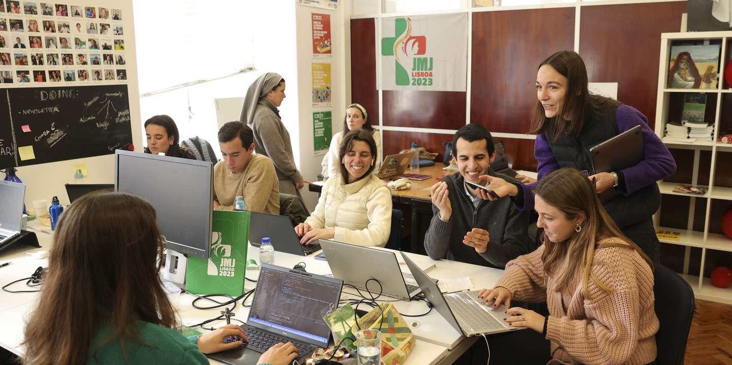 Voluntários trabalham para a Jornada Mundial da Juventude (JMJ) que irá decorrer entre 1 e 6 de agosto 2023, na sede da JMJ, em Lisboa, 27 fevereiro 2023. Centenas de jovens já puseram mãos à obra para ajudar a organizar a Jornada Mundial da Juventude (JMJ), para a qual já estão inscritos outros 10 mil voluntários, um terço daqueles que são necessários para o evento. (ACOMPANHA TEXTO DA LUSA DO DIA 06 DE MARÇO DE 2023). MANUEL DE ALMEIDA/LUSA