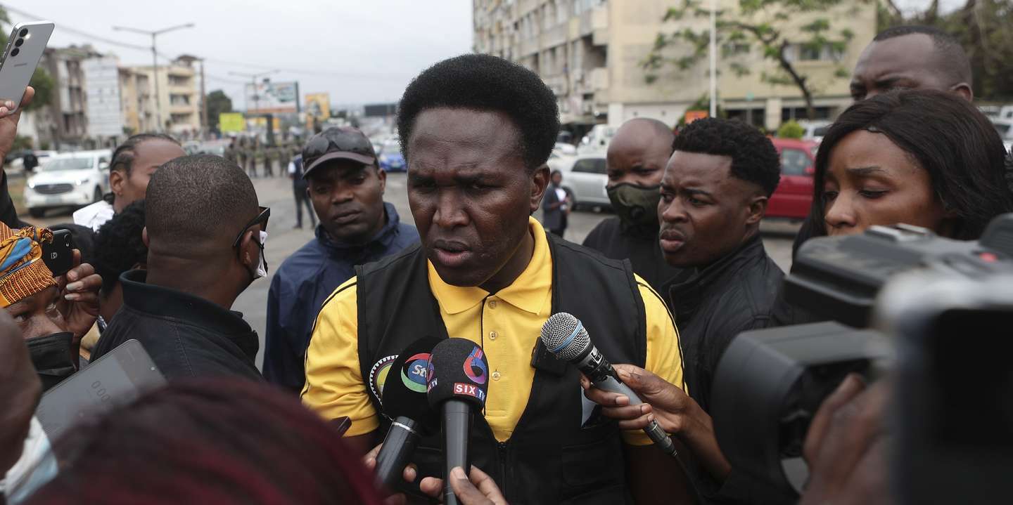 O candidato presidencial Venâncio Mondlane (C) fala aos jornalistas, em Maputo, Moçambique, 21 de outubro de 2024. A Polícia moçambicana lançou hoje gás lacrimogéneo contra o local onde o candidato presidencial Venâncio Mondlane fazia declarações aos jornalistas, a apelar à calma no âmbito da marcha que convocou, obrigando o político a fugir. LUÍSA NHANTUMBO/LUSA
