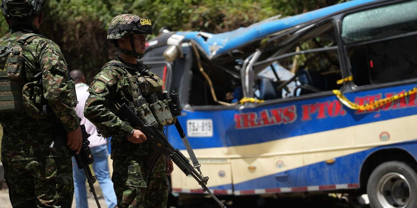 epa12916042 Members of the Colombian National Army stand guard at the site of a guerrilla attack involving a gas-cylinder bomb on the Pan-American Highway in Cajibio, Colombia, 26 April 2026. At least 19 people were killed in the attack, according to Colombia's National Institute of Legal Medicine and Forensic Sciences.  EPA/ERNESTO GUZMAN