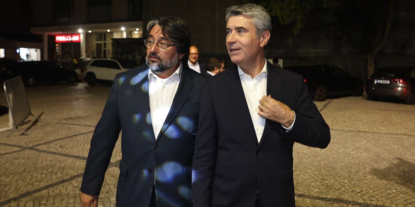 O secretário-geral do Partido Socialista (PS), José Luís Carneiro (D), acompanhado pelo candidato do PS à Câmara Municipal de Loures, Ricardo Leão (E), à chegada para a apresentação da candidatura às próximas eleições autárquicas do dia 12 de outubro, em Loures, 19 de setembro de 2025. ANTÓNIO COTRIM/LUSA