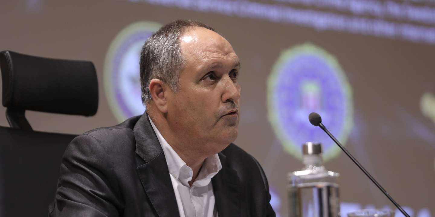 O diretor da Unidade de combate ao Cibercrime da Polícia Judiciária, Carlos Cabreiro, intervém numa conferencia de imprensa na sede da Polícia Judiciária sobre a Operação TOURNIQUET, coordenada a nível internacional pelo European Cybercrime Centre da EUROPOL, foi o culminar de um ano de investigação meticulosa que envolveu a intervenção de autoridades policiais de vários países e que permitiu identificar um suspeito português como um dos principais administradores do "RaidForums", Lisboa, 12 de abril de 2022.  MIGUEL A. LOPES/LUSA