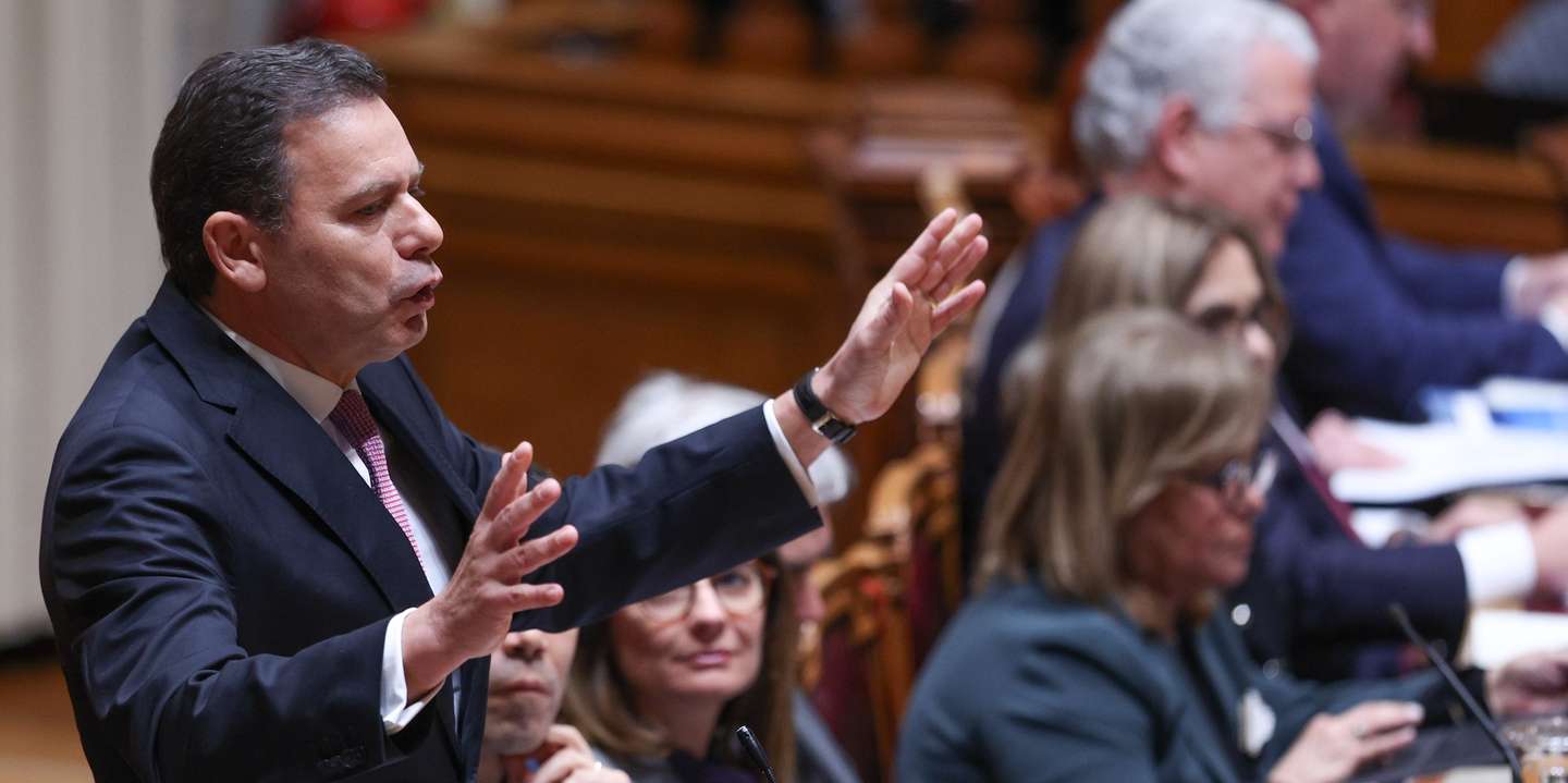 O primeiro-ministro, Luís Montenegro, intervém no debate quinzenal, na Assembleia da República, em Lisboa, 15 de janeiro de 2025. TIAGO PETINGA/LUSA
