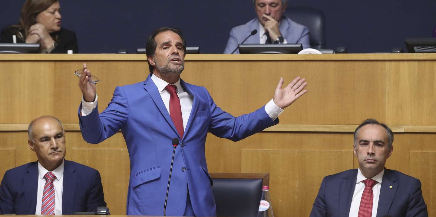 Miguel Albuquerque (C), presidente do XV Governo Regional da Madeira, esta manhã durante o debate do programa do XV Governo Regional da Madeira na Assembleia Legislativa da Madeira no Funchal, 18 de junho de 2024. HOMEM DE GOUVEIA/LUSA