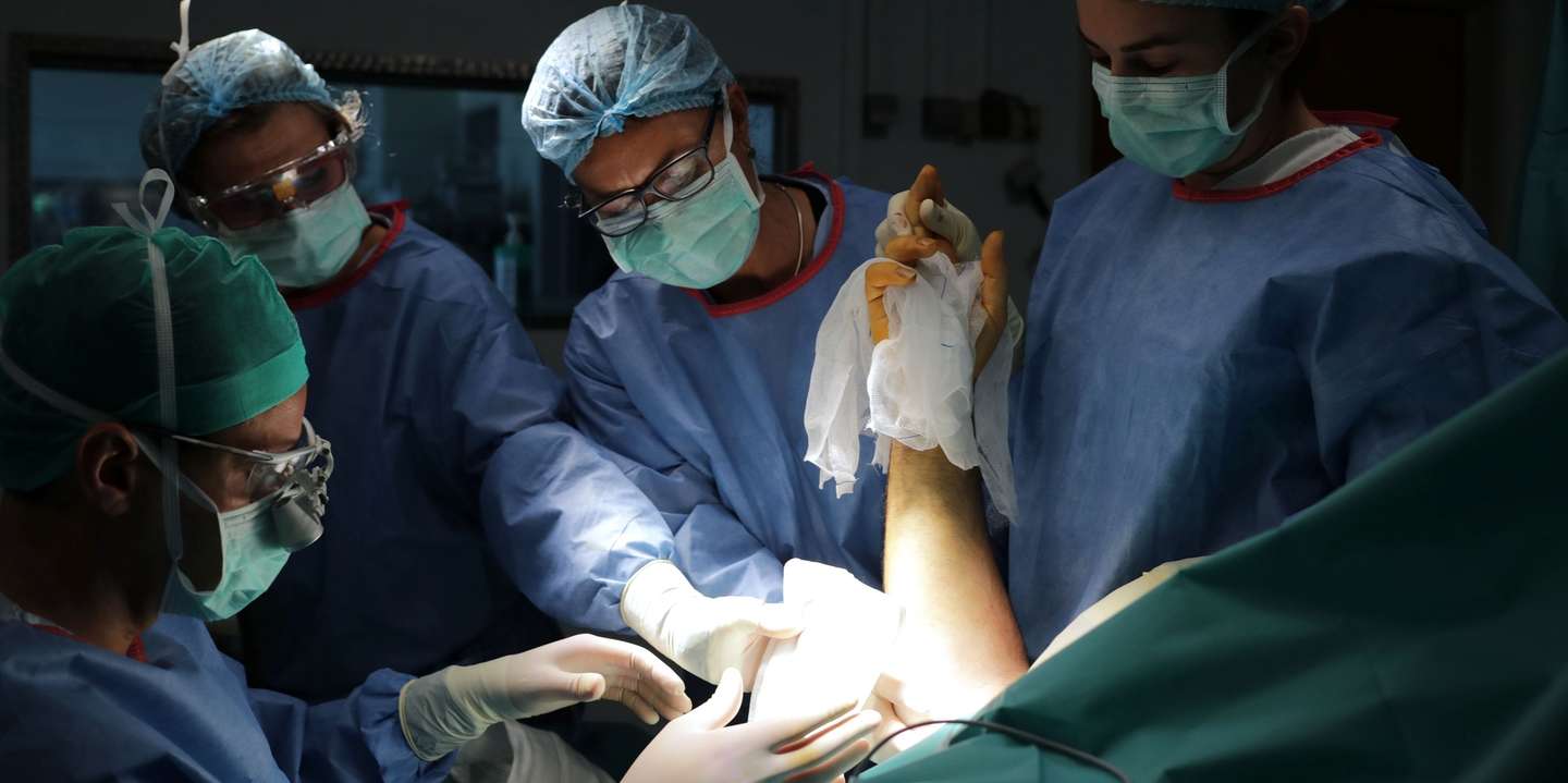 Operação cirúrgica no Bloco Operatório Central do Hospital de São João, no Porto, 06 de maio de 2020. A retoma da atividade regular no hospital do Porto, onde a 02 de março foi detetado o primeiro caso da covid-19 em Portugal, introduziu rotinas novas como a medição de temperatura e circuitos de triagem que, desejam os responsáveis, perdurarão no pós-pandemia. (ACOMPANHA TEXTO DO DIA 08 DE MAIO DE 2020). ESTELA SILVA/LUSA