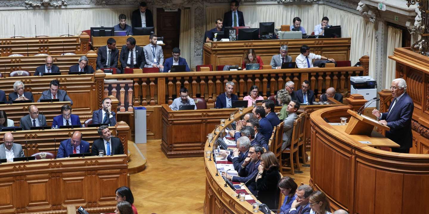 O primeiro-ministro, António Costa (D), intervém durante o debate da Moção de censura ao Governo, apresentada pelo Chega, que decorre na Assembleia da República, em Lisboa, 19 de setembro de 2023. ANTÓNIO COTRIM/LUSA