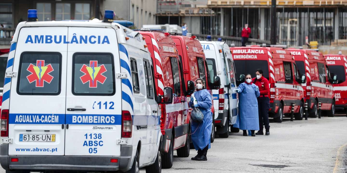 epa08973197 Ambulances queue for pre-screening of patients upon arrival at Santa Maria Hospital in Lisbon, Portugal, 29 January 2021. On 28 January evening in declarations to journalists, the president of the board of directors of Northern Lisbon University Hospital Center, announced that from 29 January a pre-screening of patients will be done to try to avoid so many ambulances stopped outside the hospital.  EPA/TIAGO PETINGA