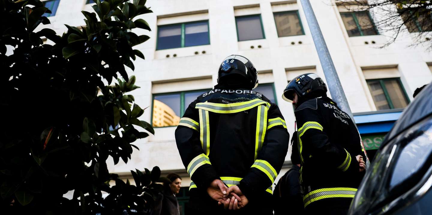 Um incêndio num prédio de 10 andares na Avenida Columbano Bordalo Pinheiro, em Lisboa, causou hoje 18 feridos, seis dos quais em estado grave, Lisboa, 05 de janeiro de 2023. No local estiveram 87 operacionais, entre elementos dos Sapadores de Bombeiros, Polícia Municipal, Bombeiros Voluntários de Lisboa, proteção civil, PSP e Instituto Nacional de Emergência Médica (INEM), com o apoio de 40 veículos.TIAGO PETINGA/LUSA