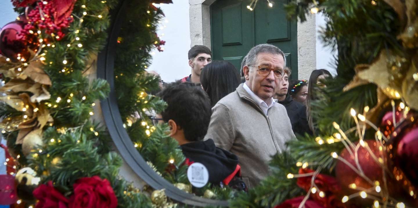 O candidato às eleições presidenciais, António José Seguro (C), durante a sua visita ao evento "Óbidos Vila Natal", em Óbidos, Leiria 08 de dezembro de 2025. CARLOS BARROSO/LUSA