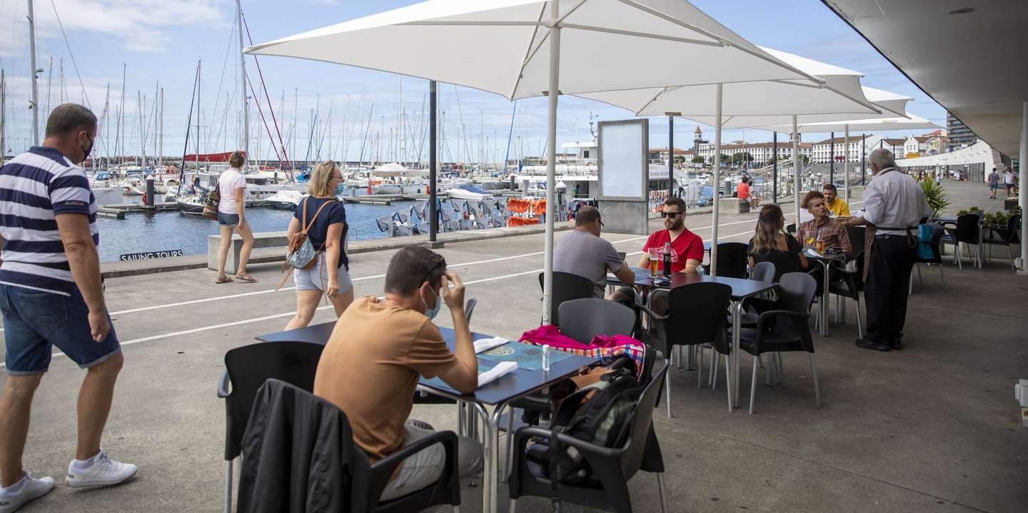 Os empresários da restauração de São Miguel, nos Açores, estão a ter um “novo renascer” devido ao turismo e reconhecem que as novas medidas de controlo da covid-19 vão “ajudar” a dar resposta à “enorme procura, Ilha de São Miguel, ePonta Delgada, Açores, 10 de agosto de 2021.  A partir das 00:00 de segunda-feira entraram em vigor as novas medidas de combate à pandemia da covid-19 na região. Assim, nas ilhas de baixo risco, São Miguel e Terceira (onde as regras são menos flexíveis), os estabelecimentos de bebidas e discotecas já podem reabrir e os restaurantes podem ter um máximo de oito pessoas por mesa (salvo se do mesmo agregado familiar) e funcionar até três quartos da lotação, sem qualquer limitação de horário (antes estavam a encerrar até às 23:00). (ACOMPANHA TEXTO)  EDUARDO COSTA/LUSA