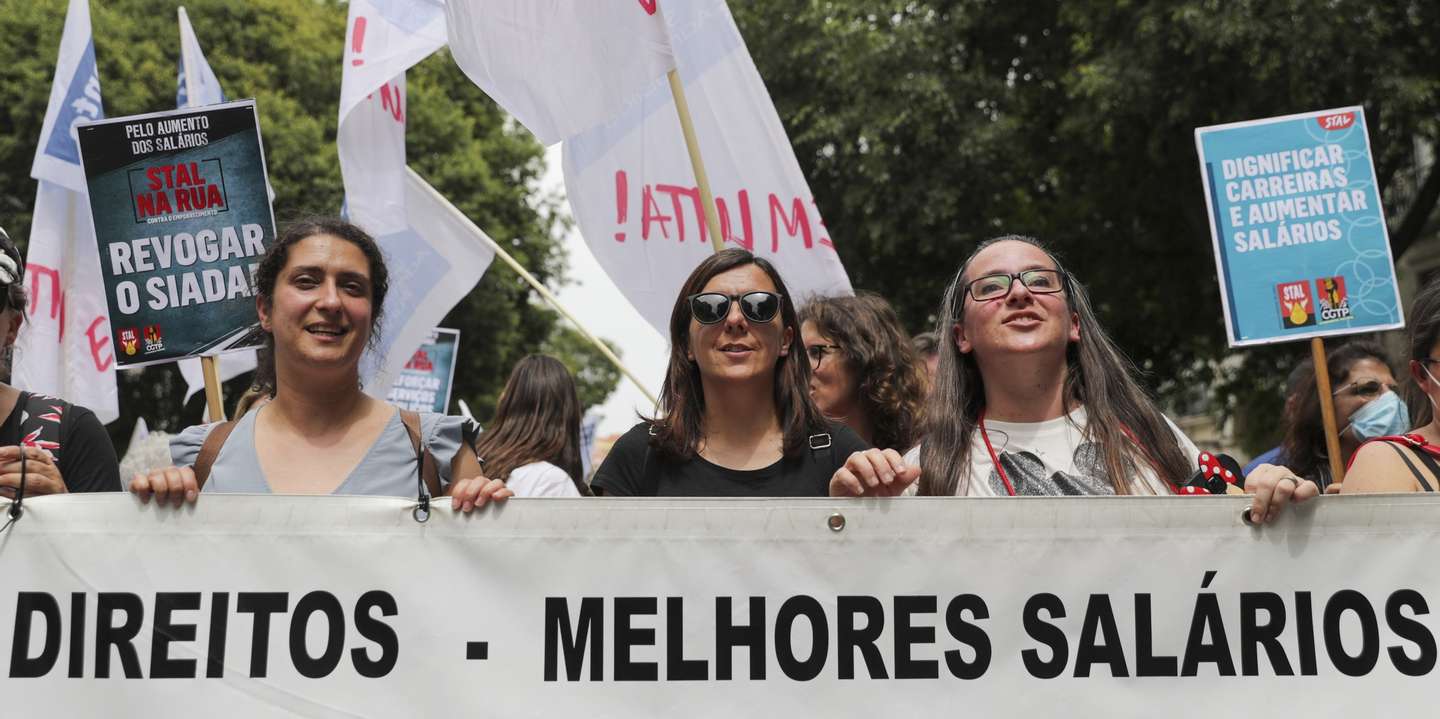 Manifestação nacional contra o Empobrecimento convocada pela Frente Comum de Sindicatos da Administração Pública, contra a atualização salarial de 0,9%, que &quot;agrava a perda de poder de compra em 2022&quot;, em Lisboa, 20 de maio de 2022. TIAGO PETINGA/LUSA