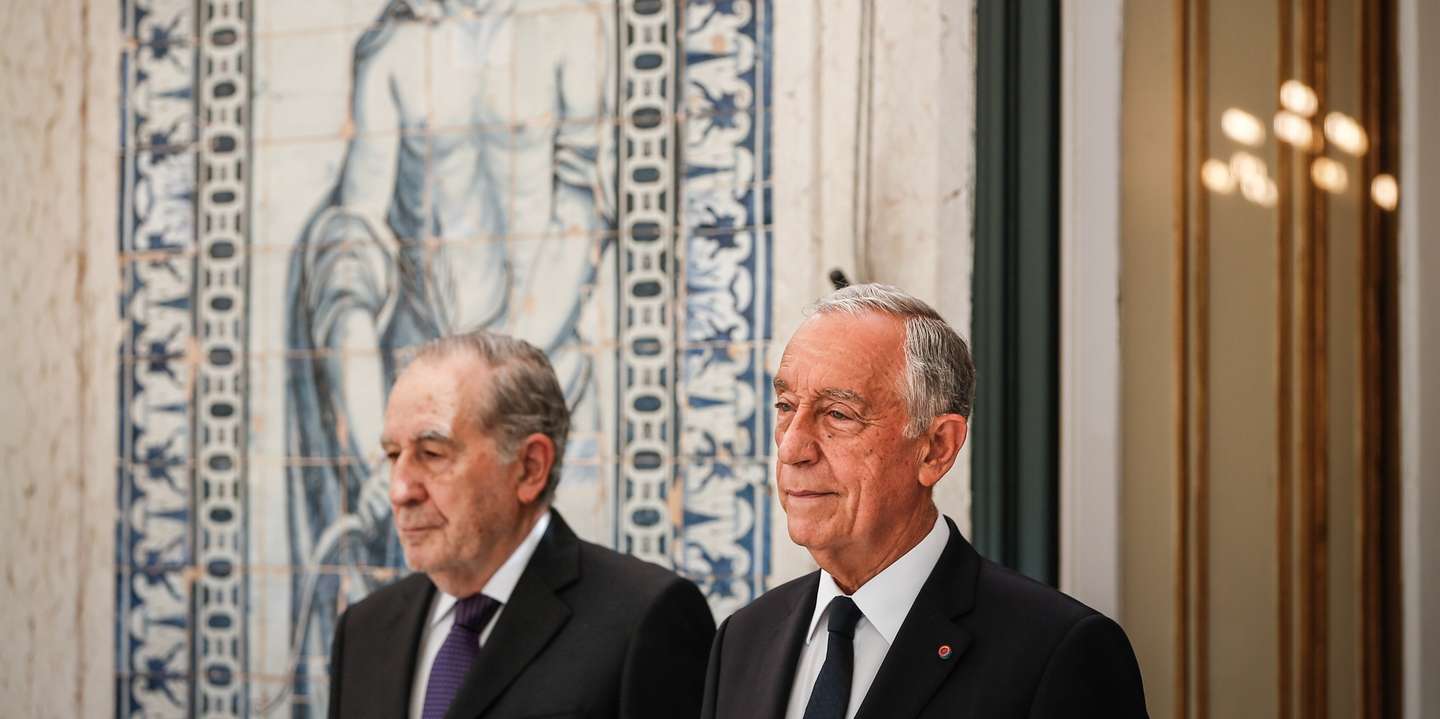 O Presidente da República, Marcelo Rebelo de Sousa (D), ladeado pelo antigo Presidente da República, general Antonio Ramalho Eanes (E), durante a cerimónia de condecoração do regimento de comandos com a ordem da liberdade, em Lisboa, 29 de junho de 2020. RODRIGO ANTUNES/LUSA