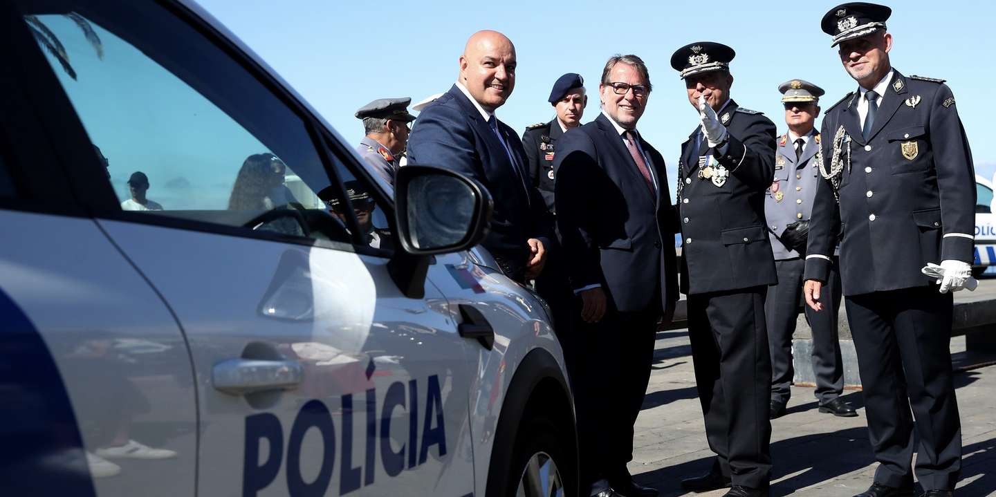 O ministro da Administração Interna, Luís Neves (C-E), acompanhado pelo diretor Nacional da Polícia de Segurança Pública (PSP), Miguel Carrilho (D), e pelo comandante Regional da PSP Madeira, Ricardo Matos (C-D), durante as comemorações dos 148 anos do Comando Regional da PSP Madeira, em Câmara de Lobos, ilha da Madeira, 01 de setembro de 2026. HOMEM DE GOUVEIA/LUSA