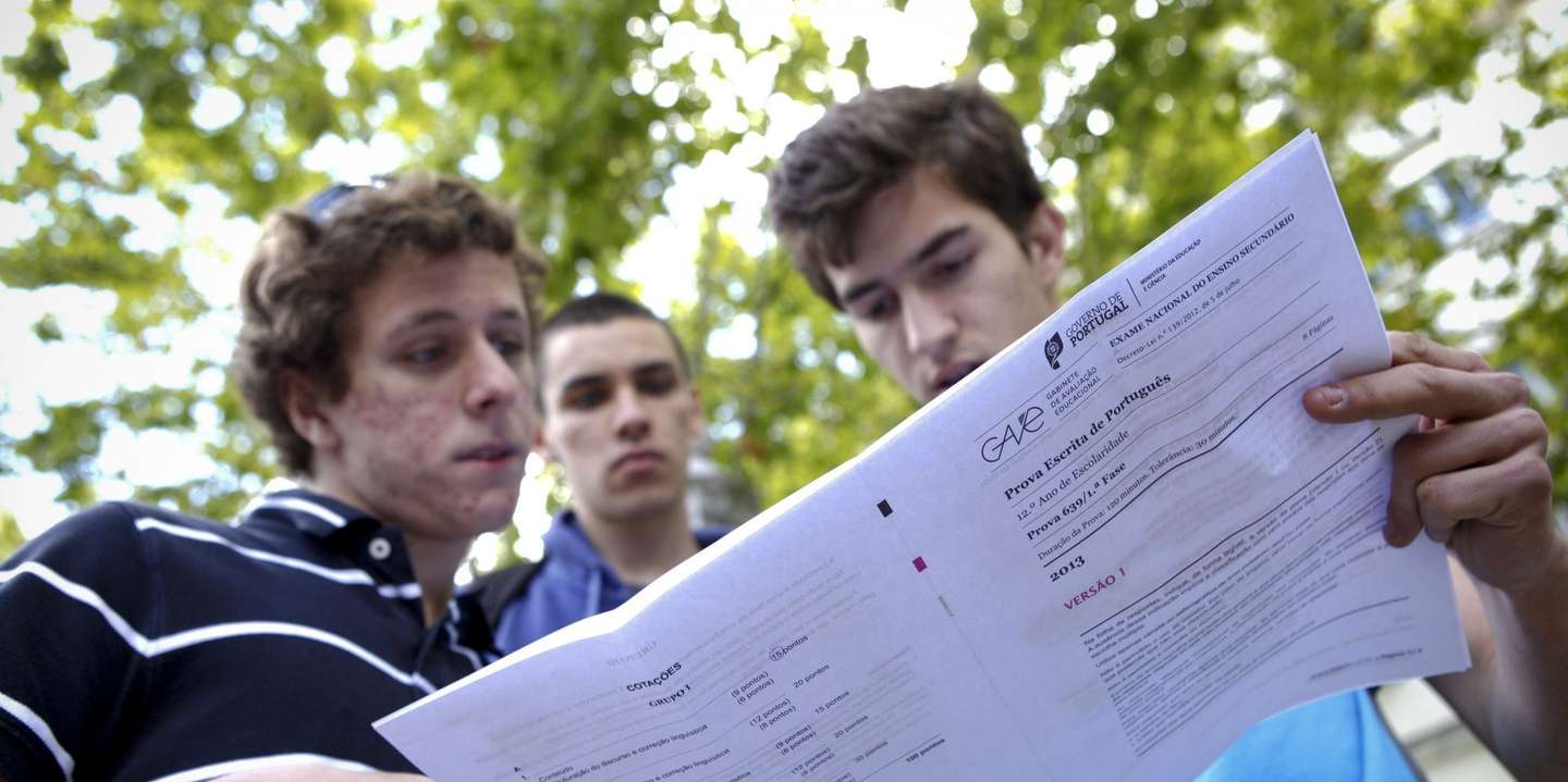 Até 30% dos alunos (dependendo dos cursos) não entram no curso que desejam ao serem ultrapassados por colegas que em exame mostraram saber menos