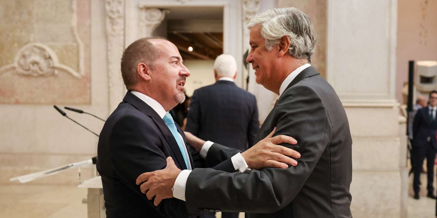 O novo governador do Banco de Portugal (BdP), Álvaro Santos Pereira (E), é cumprimentado pelo seu antecessor, Mário Centeno (D), na cerimónia de apresentação pública no Museu do Dinheiro, em Lisboa, 06 de outubro de 2025. JOÃO RELVAS/LUSA