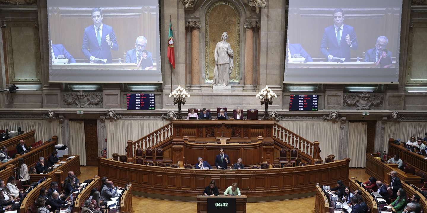 O ministro da Presidência, António Leitão Amaro (C), intervém no debate sobre a Lei da Nacionalidade, na Assembleia da República, em Lisboa, 28 de outubro de 2025. MIGUEL A. LOPES/LUSA