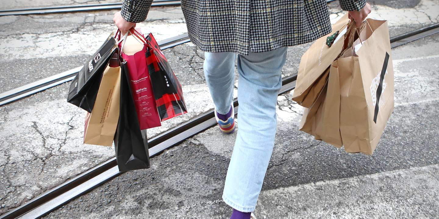 Um homem transporta as suas compras de Natal antes do recolher obrigatório do estado de emergência, no âmbito das medidas de contenção da covid-19, em Lisboa, 19 de dezembro de 2020. No fim-de-semana os estabelecimentos comerciais apenas podem funcionar entre as 08:00 e as 13:00 nos concelhos classificados como de risco “extremamente elevado” e “muito elevado”, medida imposta pelo estado de emergência que estará em vigor até às 23:59 de 23 de dezembro. ANTÓNIO PEDRO SANTOS/LUSA