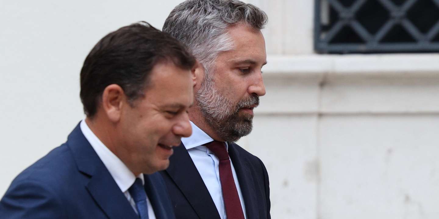 O primeiro-ministro, Luís Montenegro (E), recebe o secretário-geral do Partido Socialista (PS), Pedro Nuno Santos (D), para um encontro no âmbito das negociações do Orçamento do Estado para 2025, na residência Oficial de S. Bento, em Lisboa, 3 de outubro de 2024. MIGUEL A. LOPES/LUSA