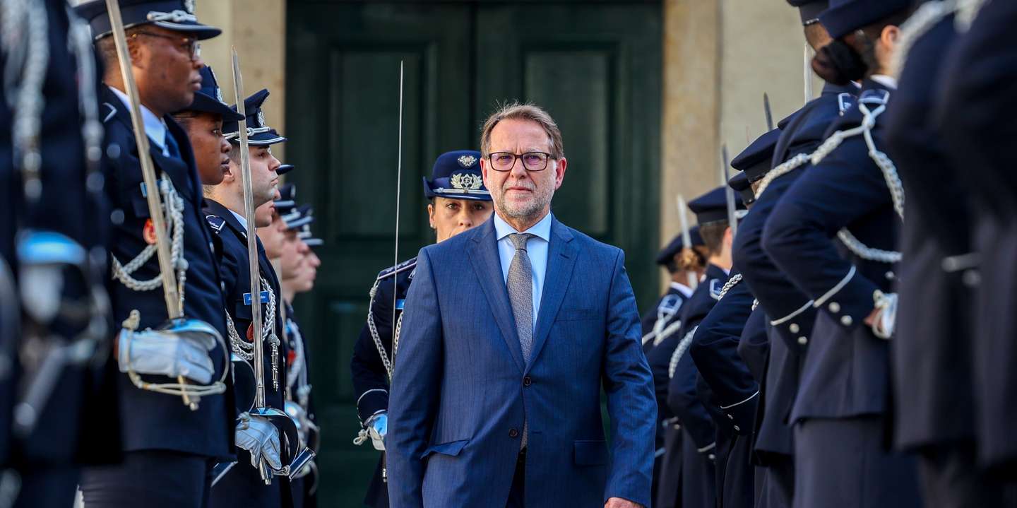 O ministro da Administração Interna, Luís Neves, na sessão solene de abertura do Ano Académico 2025/2026 do Instituto Superior de Ciências Policiais e Segurança Interna, esta tarde em Lisboa, 26 de fevereiro de 2026. MIGUEL A. LOPES/LUSA