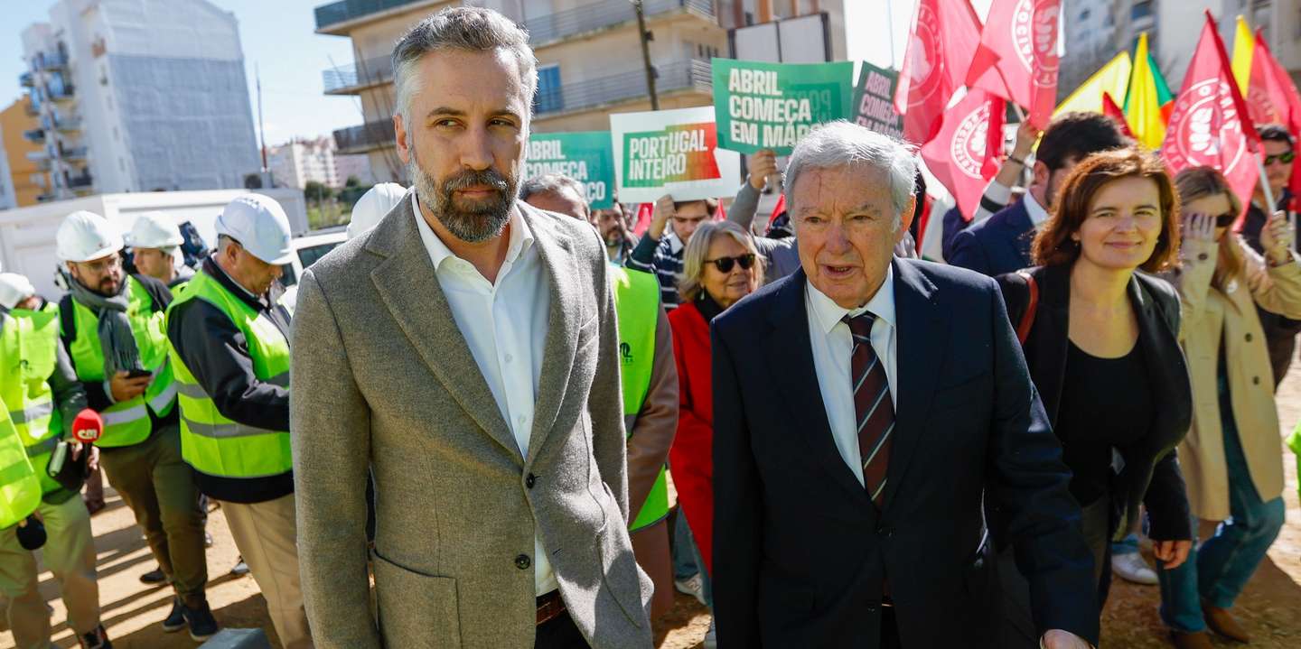 O secretário-geral do Partido Socialista (PS), Pedro Nuno Santos (E), ladeado pelo presidente da Câmara Municipal de Sintra, Basílio Horta (C), e por Mariana Vieira da Silva (2-D), durante uma visita às obras do novo Hospital de Sintra, no âmbito da campanha para as eleições legislativas de 10 de março, em Sintra, 05 de março de 2024. Mais de 10,8 milhões de portugueses são chamados a votar no domingo para eleger 230 deputados à Assembleia da República. A estas eleições concorrem 18 forças políticas, 15 partidos e três coligações. ANTÓNIO PEDRO SANTOS/LUSA