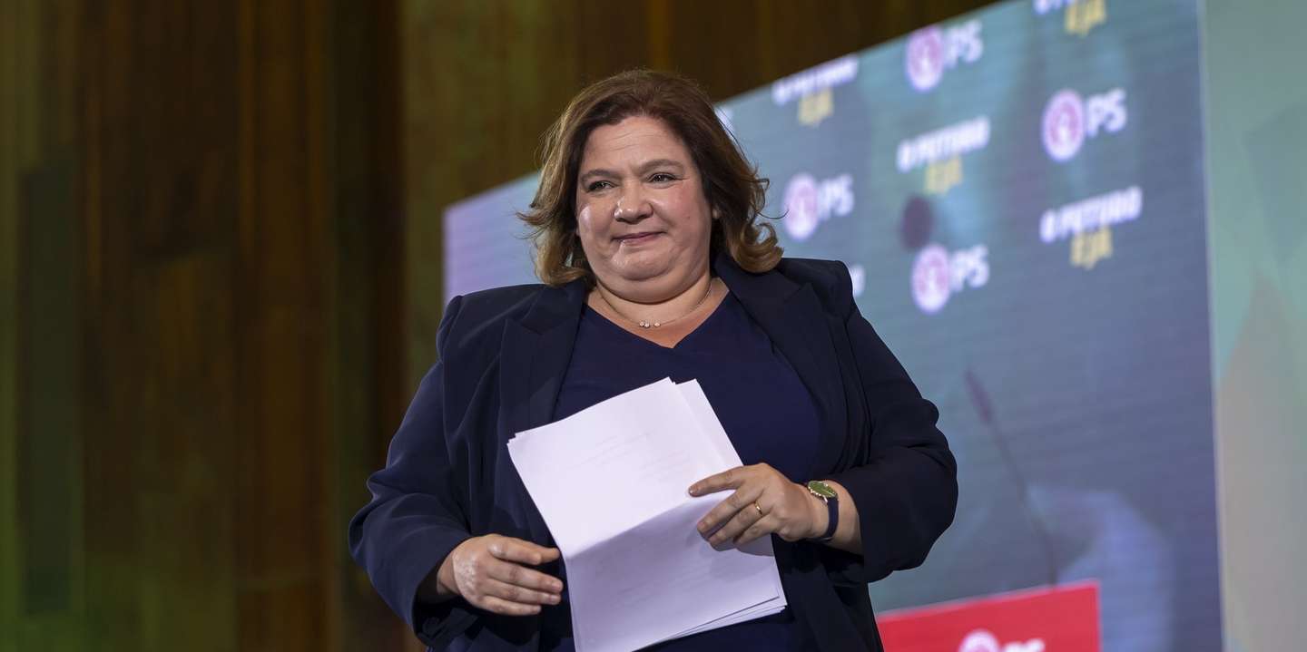 A candidata à Câmara de Lisboa pelo Partido Socialista, Alexandra Leitão, após usar da palavra durante um comício do Partido Socialista no âmbito da campanha eleitoral para as eleições legislativas, na Aula Magna, em Lisboa, 13 de maio de 2025. JOSÉ SENA GOULÃO/LUSA