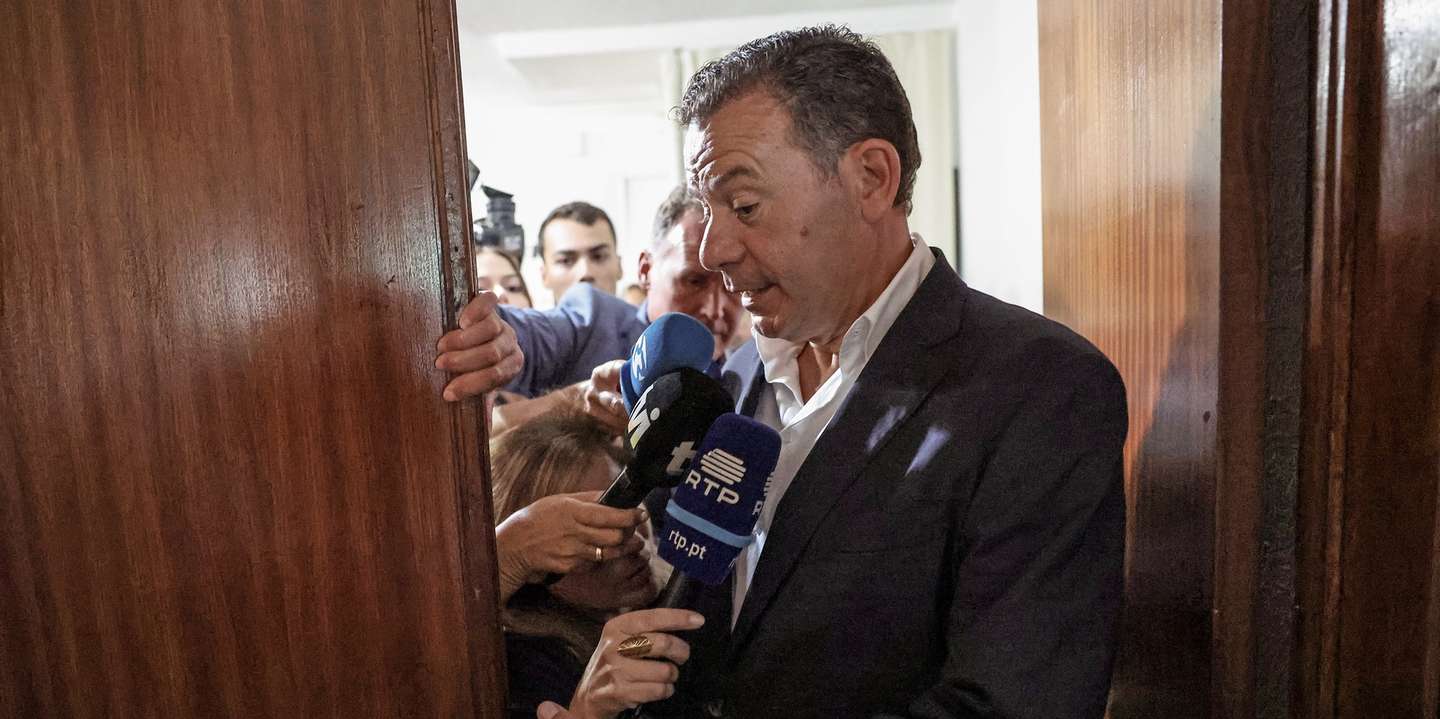 O presidente do Partido Social Democrata (PSD), Luís Montenegro, interrogado pelos jornalistas se tem receio de divulgar a matriz dos imóveis, ao que respondeu: "Isso é um perfeito disparate", no final da sessão de encerramento da Universidade de Verão do PSD, realizada numa unidade hoteleira de Castelo de Vide, 31 de agosto de 2025. NUNO VEIGA/LUSA