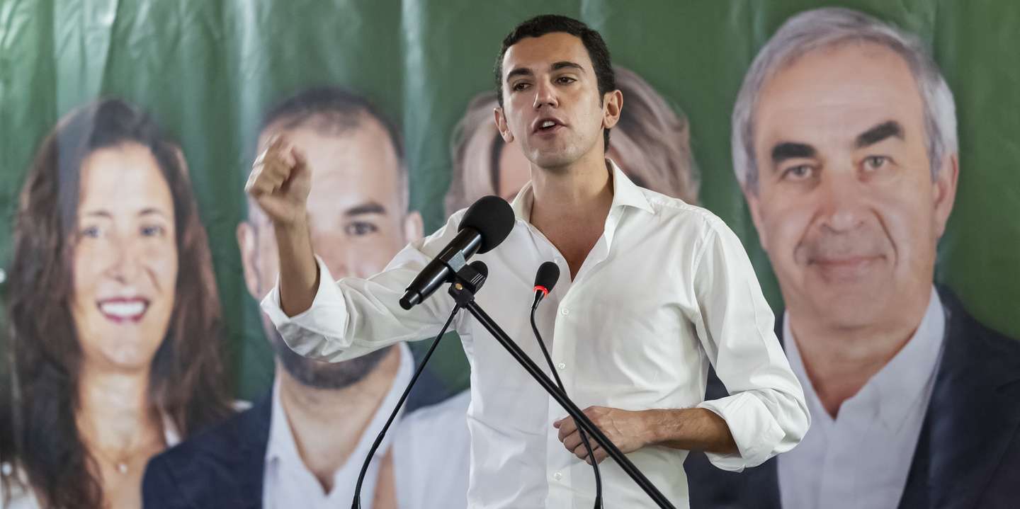 O eurodeputado do Partido Social Democrata, Sebastião Bugalho, usa da palavra durante o almoço de apresentação do candidato à presidência da Câmara Municipal de Águeda, Jorge Almeida (ausente na fotografia), em Águeda, 28 de Setembro de 2025. JOSÉ SENA GOULÃO/LUSA