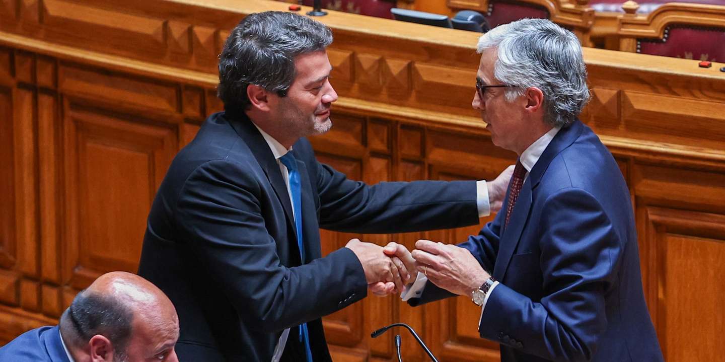 O presidente eleito da Assembleia da República, Jose Pedro Aguiar Branco (D), cumprimenta o deputado do Chega, André Ventura (C) após ter sido eleito na Assembleia da República, em Lisboa, 03 de junho de 2025. ANTÓNIO COTRIM/LUSA