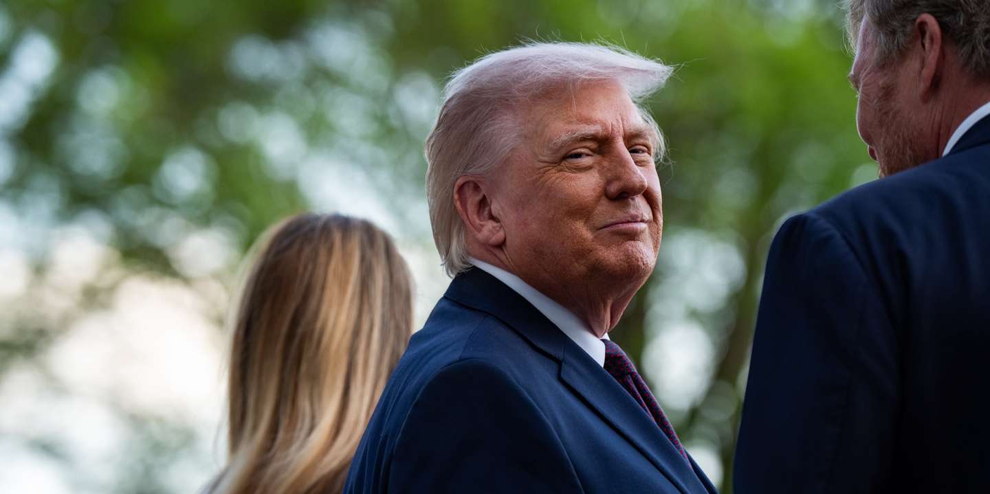 epa12888066 US President Donald Trump speaks with King Willem-Alexander (R) of the Netherlands during an arrival ceremony outside the White House in Washington, DC, USA, 13 April 2026. US President Trump is hosting the King and Queen of the Netherlands for a White House dinner.  EPA/SALWAN GEORGES / POOL