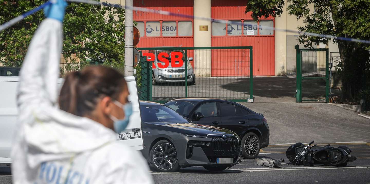 Elementos da Polícia Judiciária no local onde um homem morreu atropelado após o motociclo em que seguia ter sido abalroado por um carro, na Avenida de Berlim ao tentar roubar relógio de luxo, Lisboa, 25 de agosto de 2026. ANTÓNIO PEDRO SANTOS/LUSA