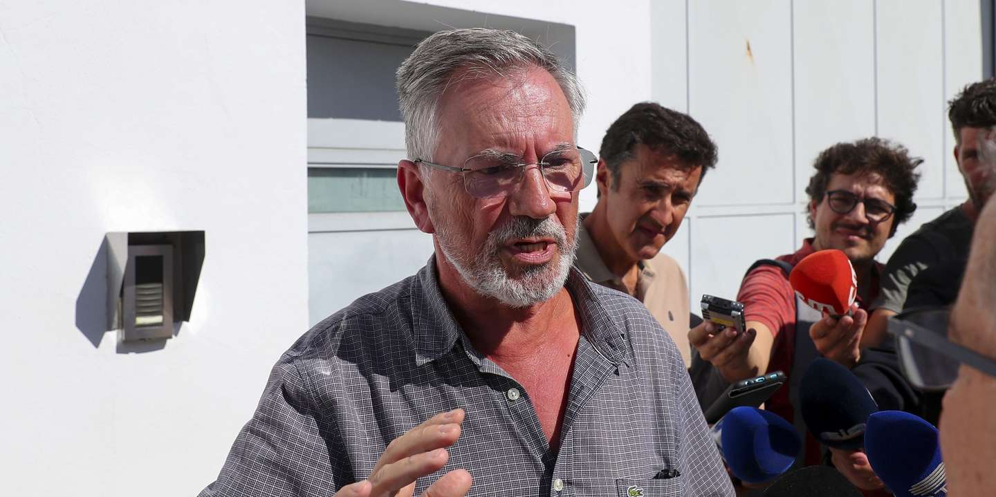O ex-ministro Armando Vara fala aos jornalistas à saída do Estabelecimento Prisional de Évora, após ser libertado no âmbito da aplicação das medidas excecionais devido à pandemia de C ovid-19, Évora, 11 de outubro de 2021. Cumpriu neste estabelecimento prisional cerca de metade da pena única de cinco anos de prisão a que foi condenado no âmbito do processo Face Oculta. NUNO VEIGA/LUSA
