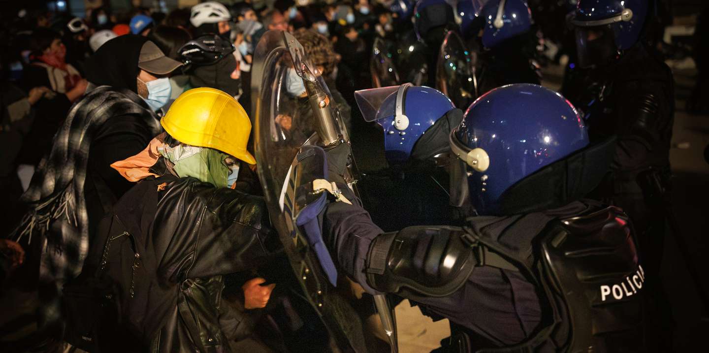 Depois de uma longa negociação, a PSP avançou em grande número em direção aos manifestantes acampados na Praça D. João I