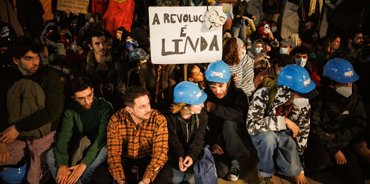 Minutos antes destas conversas intermitentes com a polícia, deflagrou um foco de incêndio junto a contentores do lixo nas imediações da praça