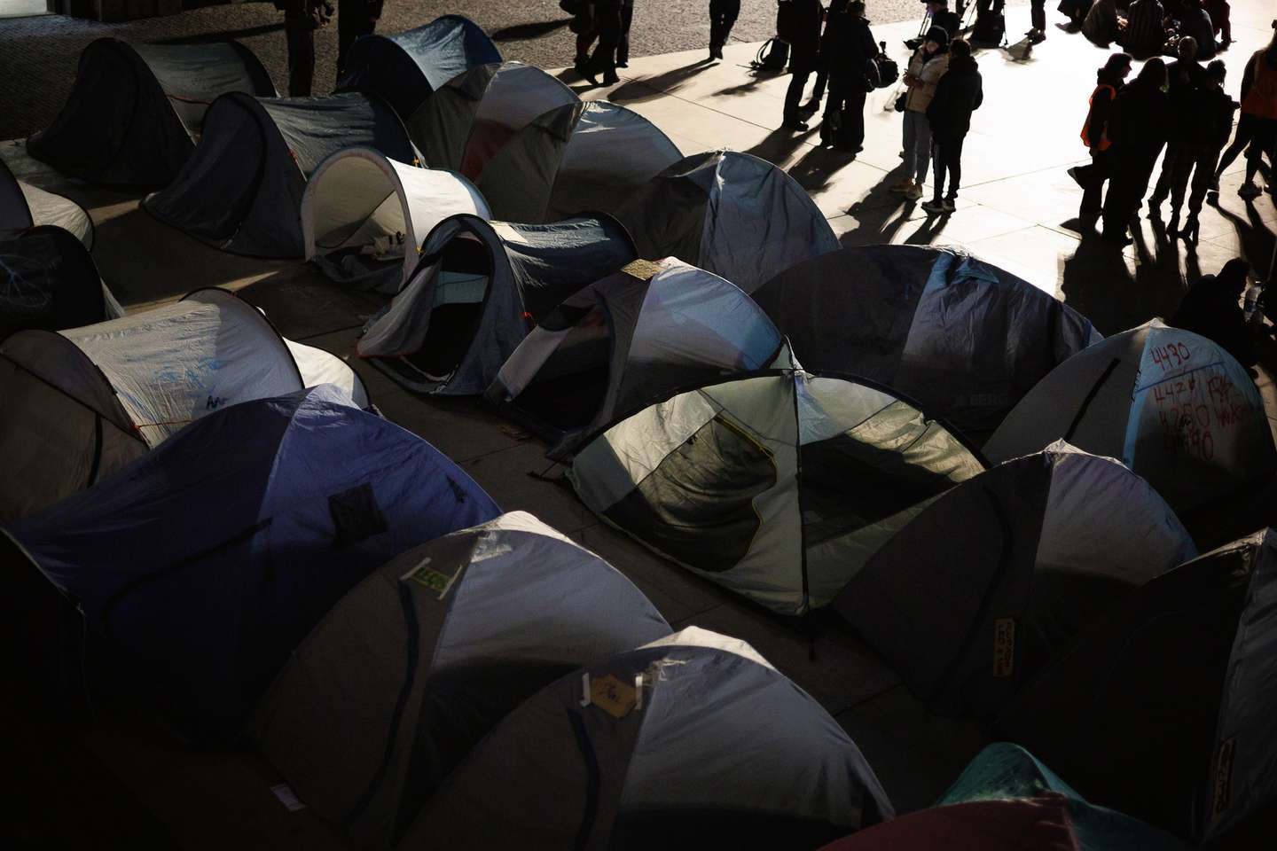 Depois de uma longa negociação, a PSP avançou em grande número em direção aos manifestantes acampados na Praça D. João I, no Porto