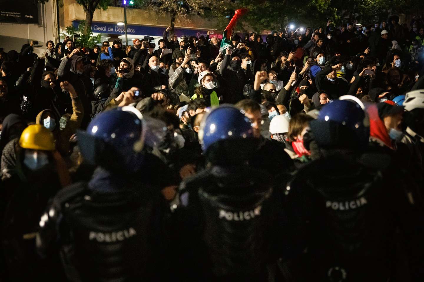 Depois de uma longa negociação, a PSP avançou em grande número em direção aos manifestantes acampados na Praça D. João I, no Porto