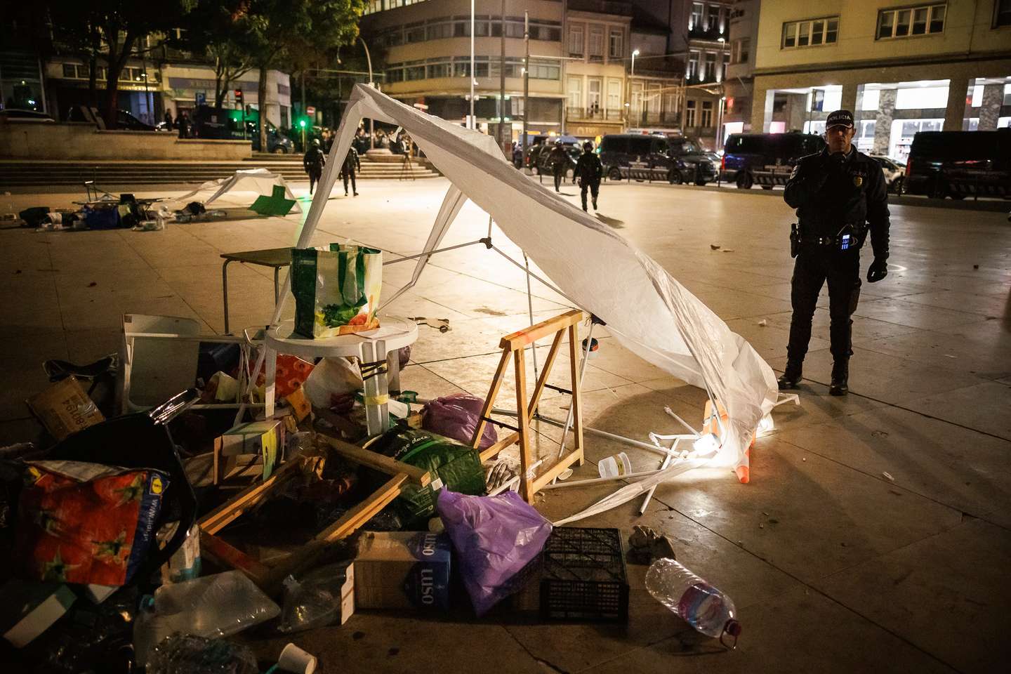 Depois de uma longa negociação, a PSP avançou em grande número em direção aos manifestantes acampados na Praça D. João I, no Porto