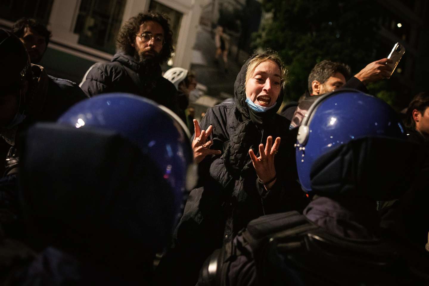 Depois de uma longa negociação, a PSP avançou em grande número em direção aos manifestantes acampados na Praça D. João I, no Porto