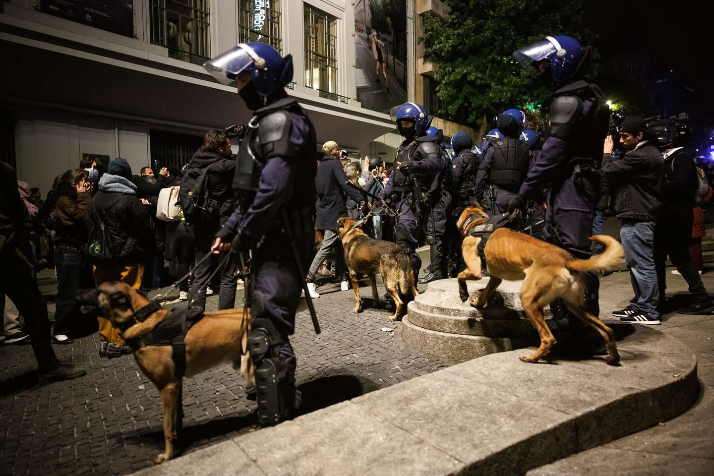Depois de uma longa negociação, a PSP avançou em grande número em direção aos manifestantes acampados na Praça D. João I, no Porto