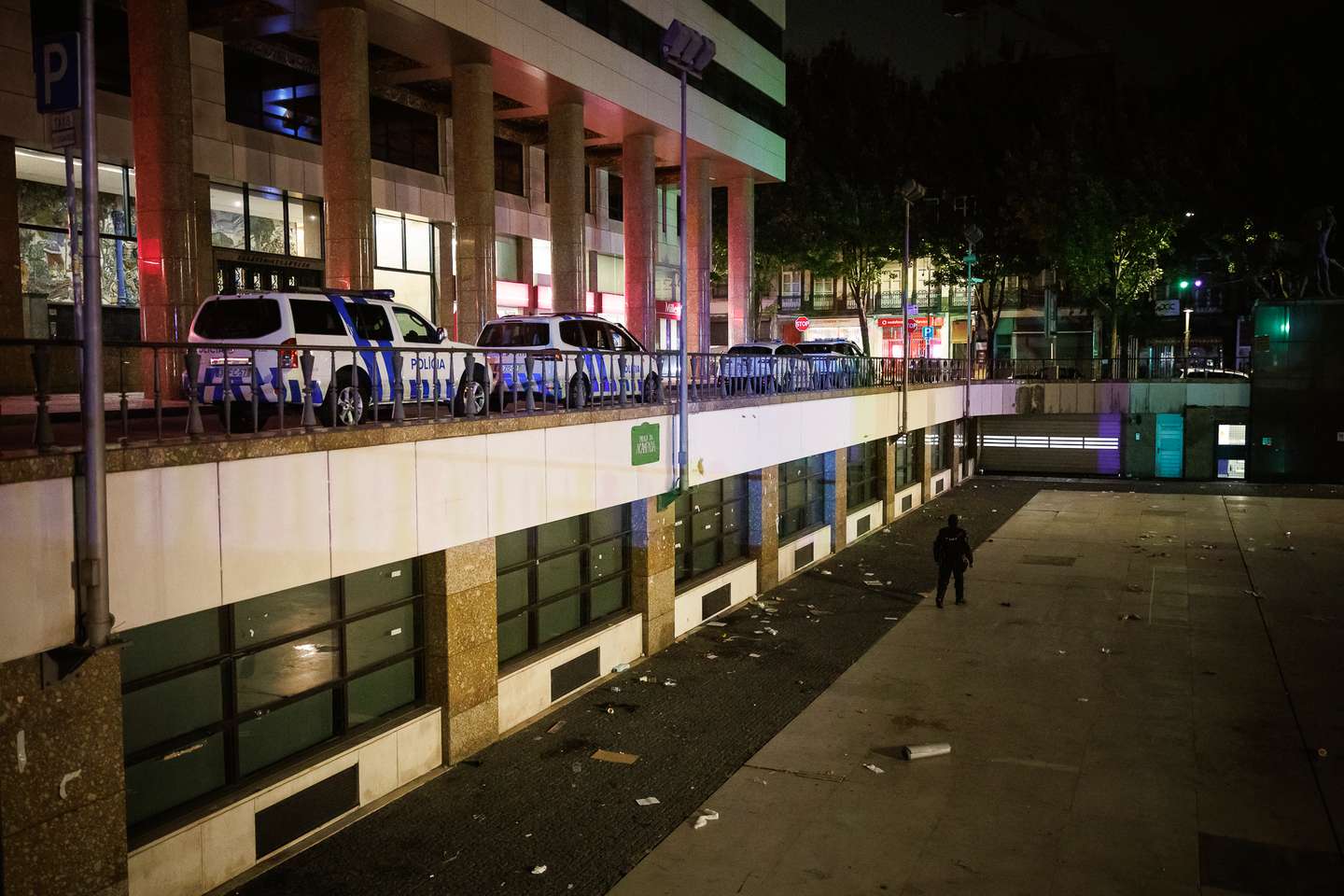 Depois de uma longa negociação, a PSP avançou em grande número em direção aos manifestantes acampados na Praça D. João I, no Porto