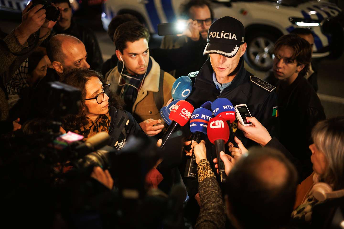 Depois de uma longa negociação, a PSP avançou em grande número em direção aos manifestantes acampados na Praça D. João I, no Porto. Intendente Pedro Colaço fala aos jornalistas
