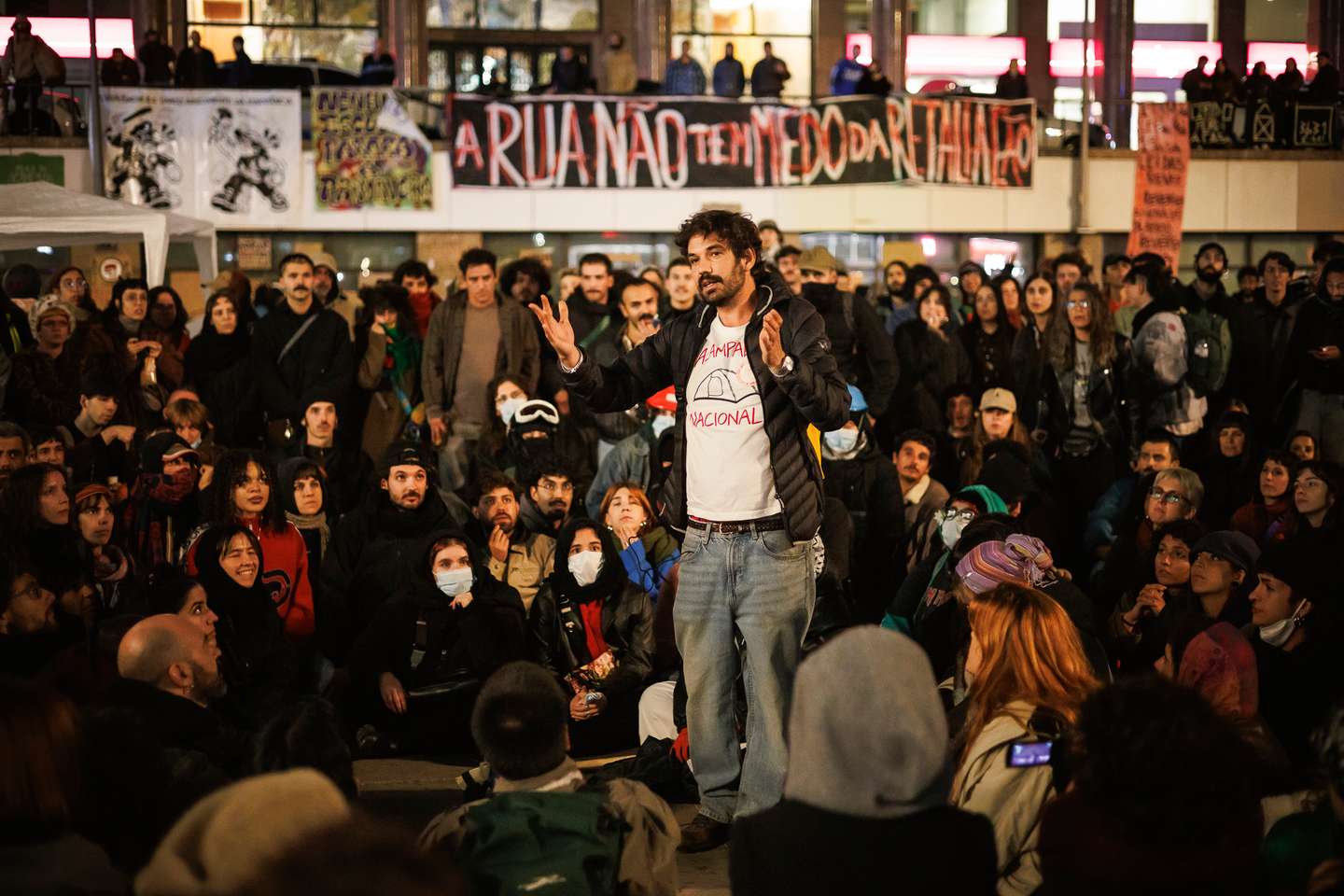 Depois de uma longa negociação, a PSP avançou em grande número em direção aos manifestantes acampados na Praça D. João I, no Porto
