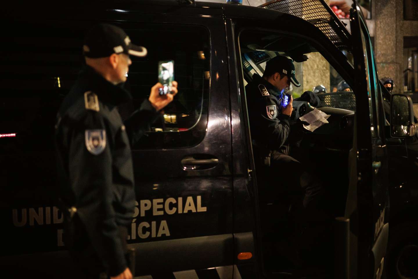 Depois de uma longa negociação, a PSP avançou em grande número em direção aos manifestantes acampados na Praça D. João I, no Porto