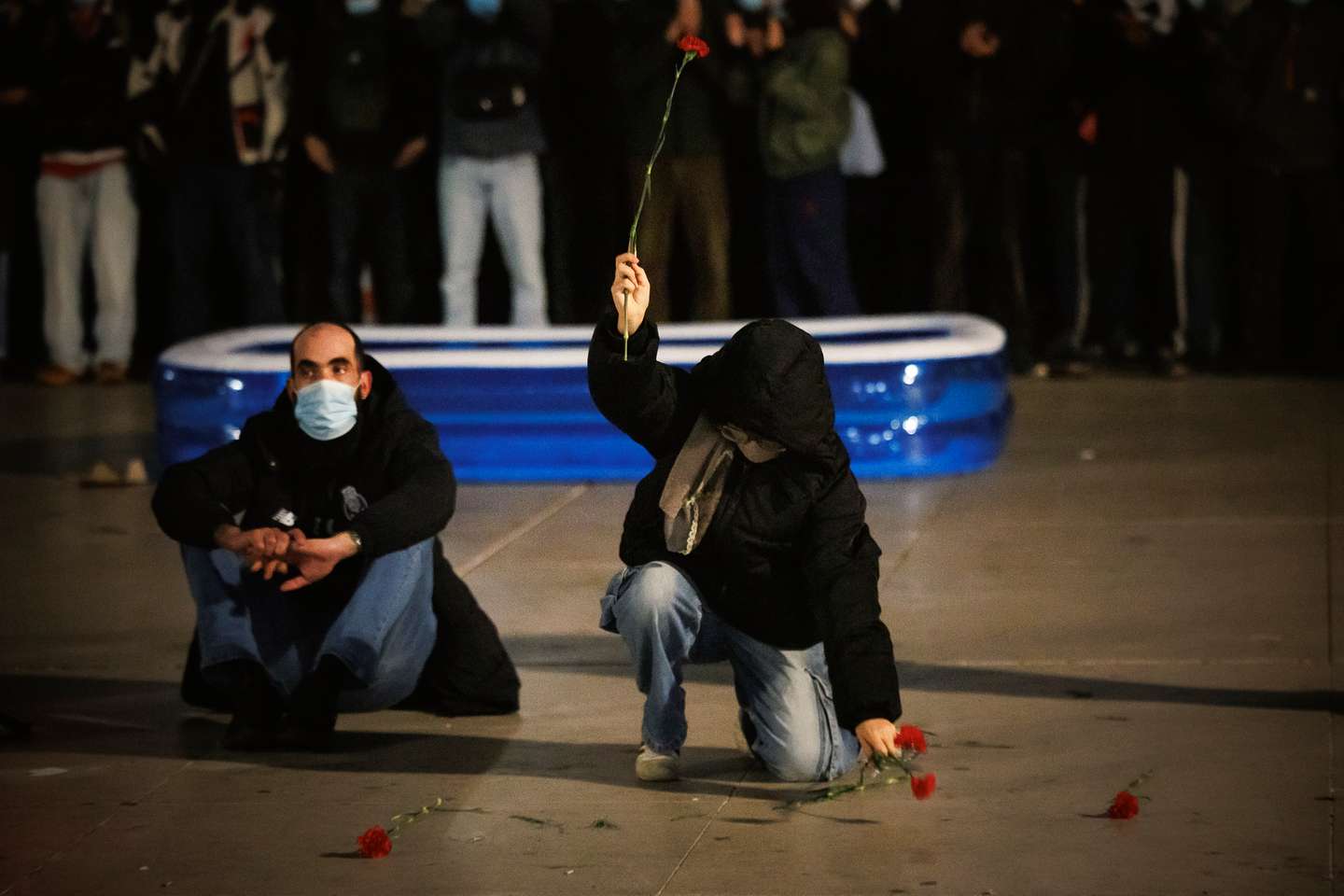 Depois de uma longa negociação, a PSP avançou em grande número em direção aos manifestantes acampados na Praça D. João I, no Porto