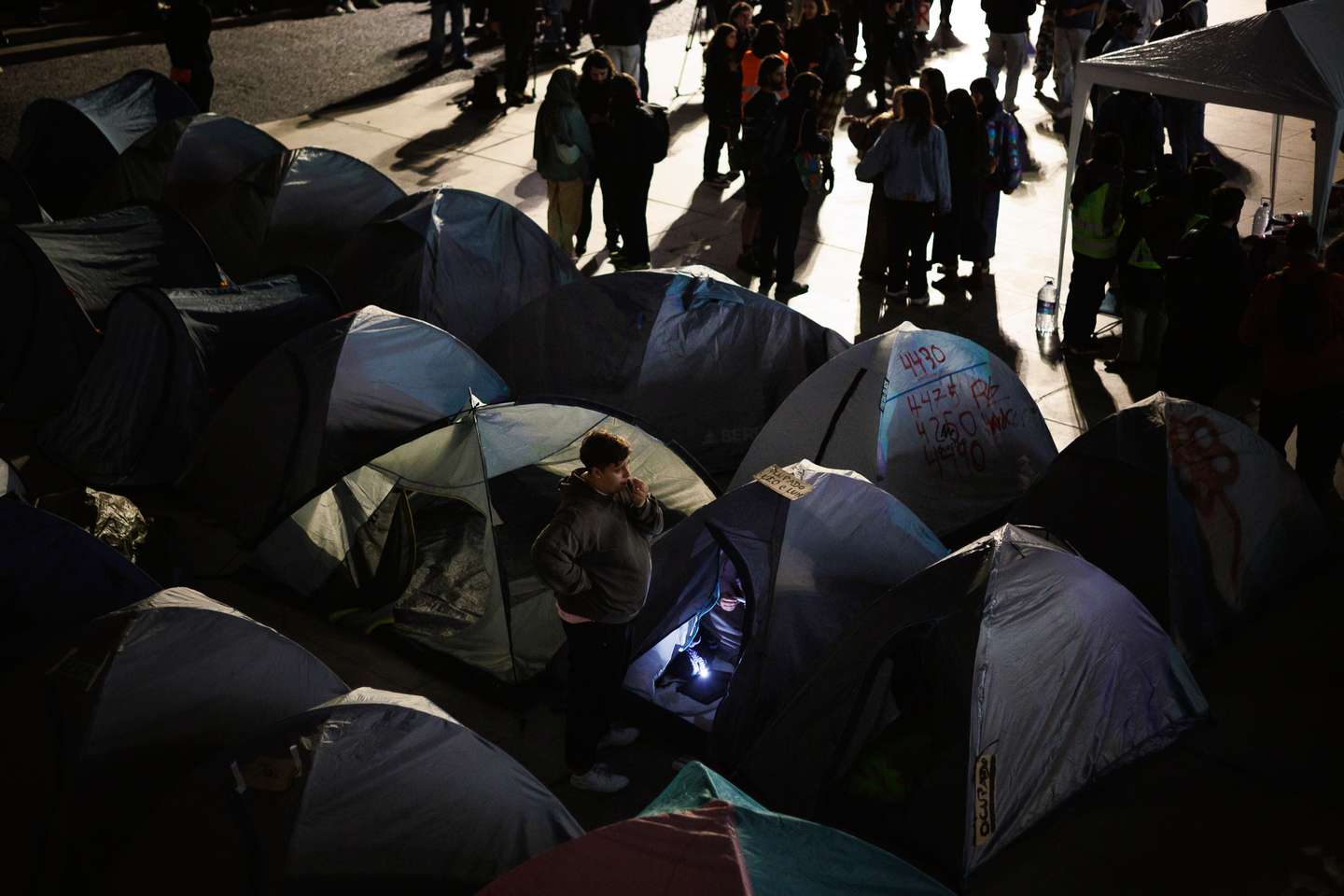Depois de uma longa negociação, a PSP avançou em grande número em direção aos manifestantes acampados na Praça D. João I, no Porto