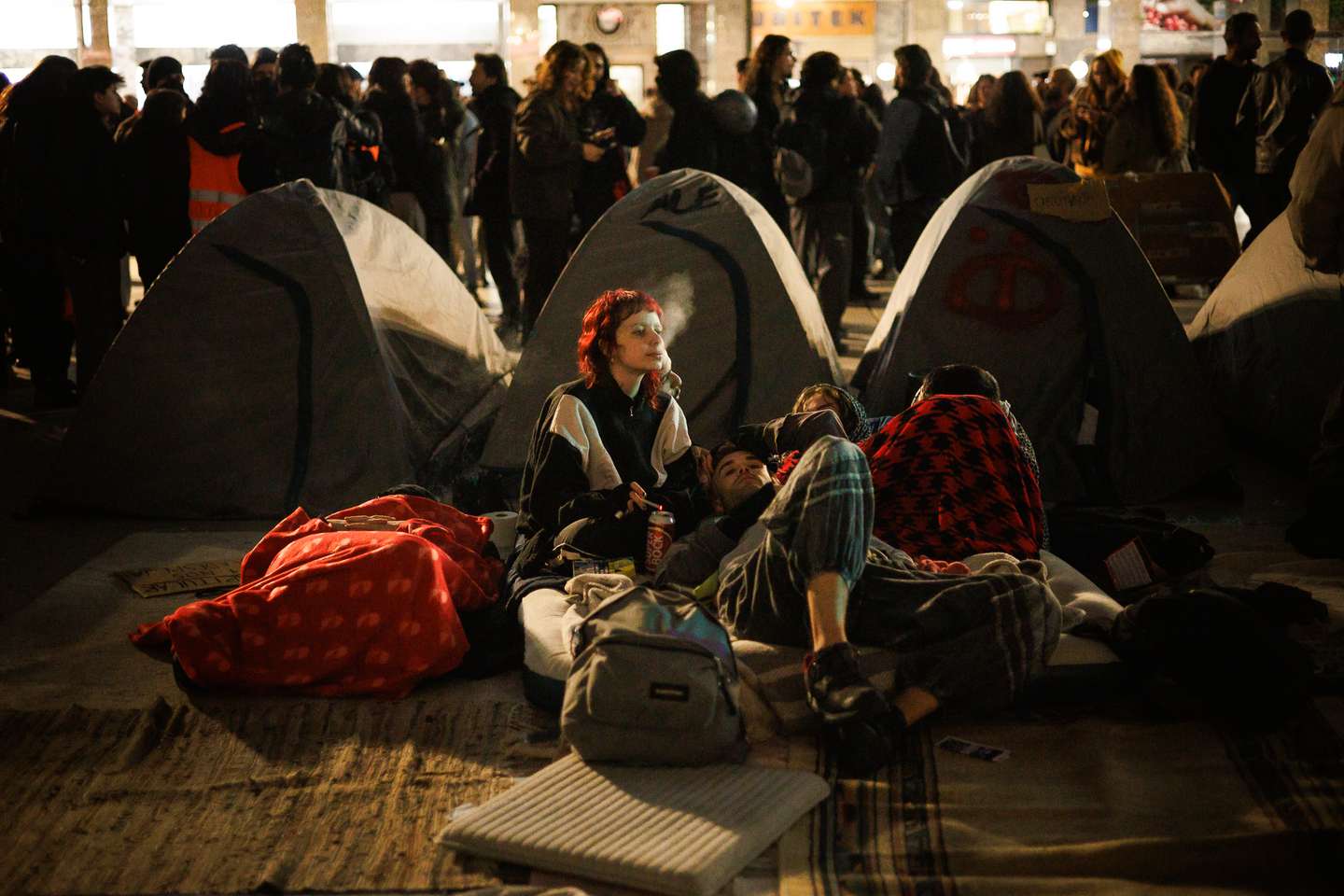 Depois de uma longa negociação, a PSP avançou em grande número em direção aos manifestantes acampados na Praça D. João I, no Porto