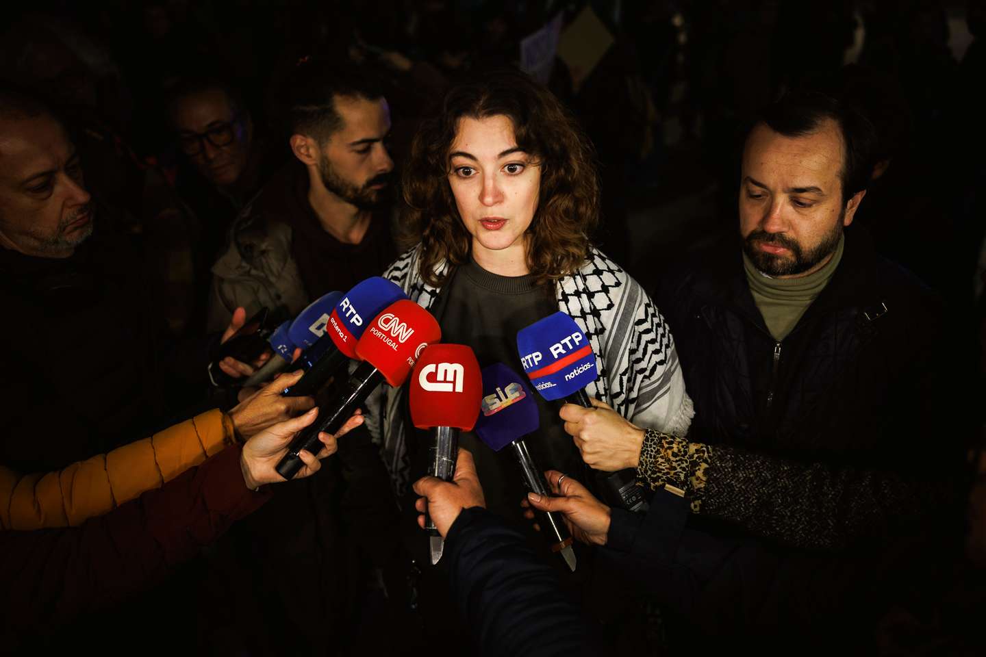 Depois de uma longa negociação, a PSP avançou em grande número em direção aos manifestantes acampados na Praça D. João I, no Porto. Catarina dos Santos, porta-voz do movimento Acampada, fala aos jornalistas acompanhada do advogado Tiago Machado