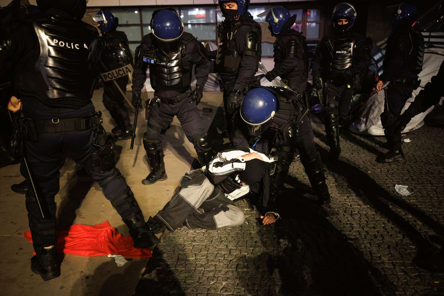 Depois de uma longa negociação, a PSP avançou em grande número em direção aos manifestantes acampados na Praça D. João I