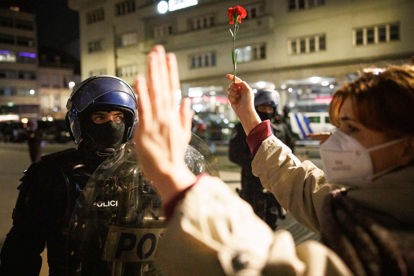 Depois de uma longa negociação, a PSP avançou em grande número em direção aos manifestantes acampados na Praça D. João I