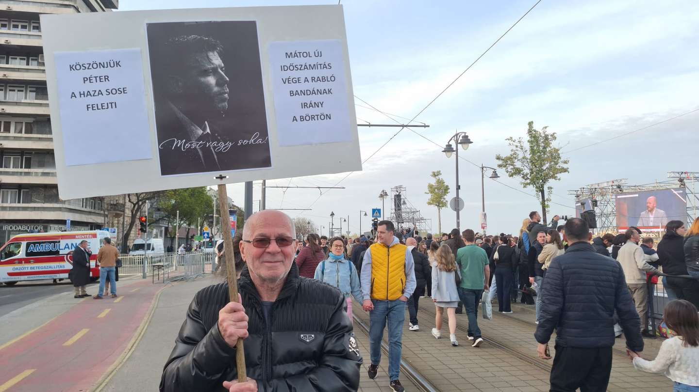 Apoiantes de Péter Magyar na noite eleitoral do Tisza. Budapeste, 12 de março de 2026