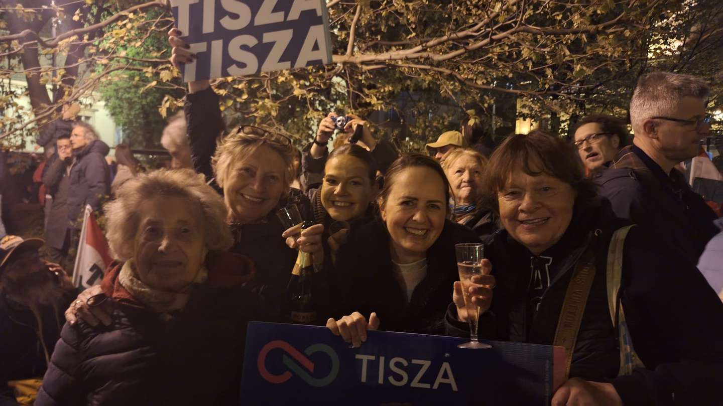Apoiantes de Péter Magyar na noite eleitoral do Tisza. Budapeste, 12 de março de 2026